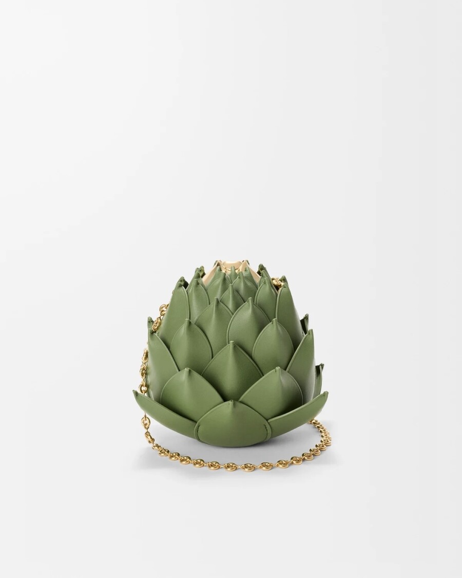 Зелёная сумка-артишок Loewe с золотистой цепочкой — необычная форма для смелой невесты