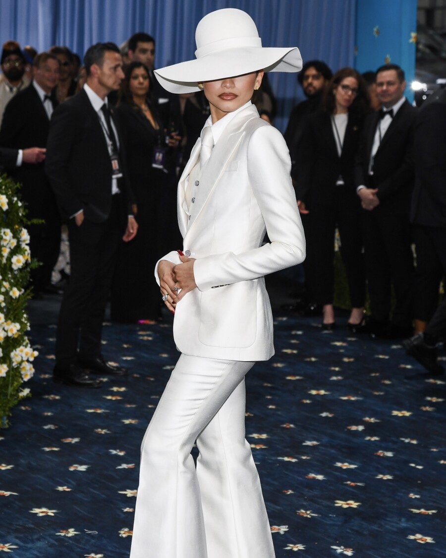 Зендея в белом брючном костюме Louis Vuitton и широкополой шляпе на Met Gala 2025