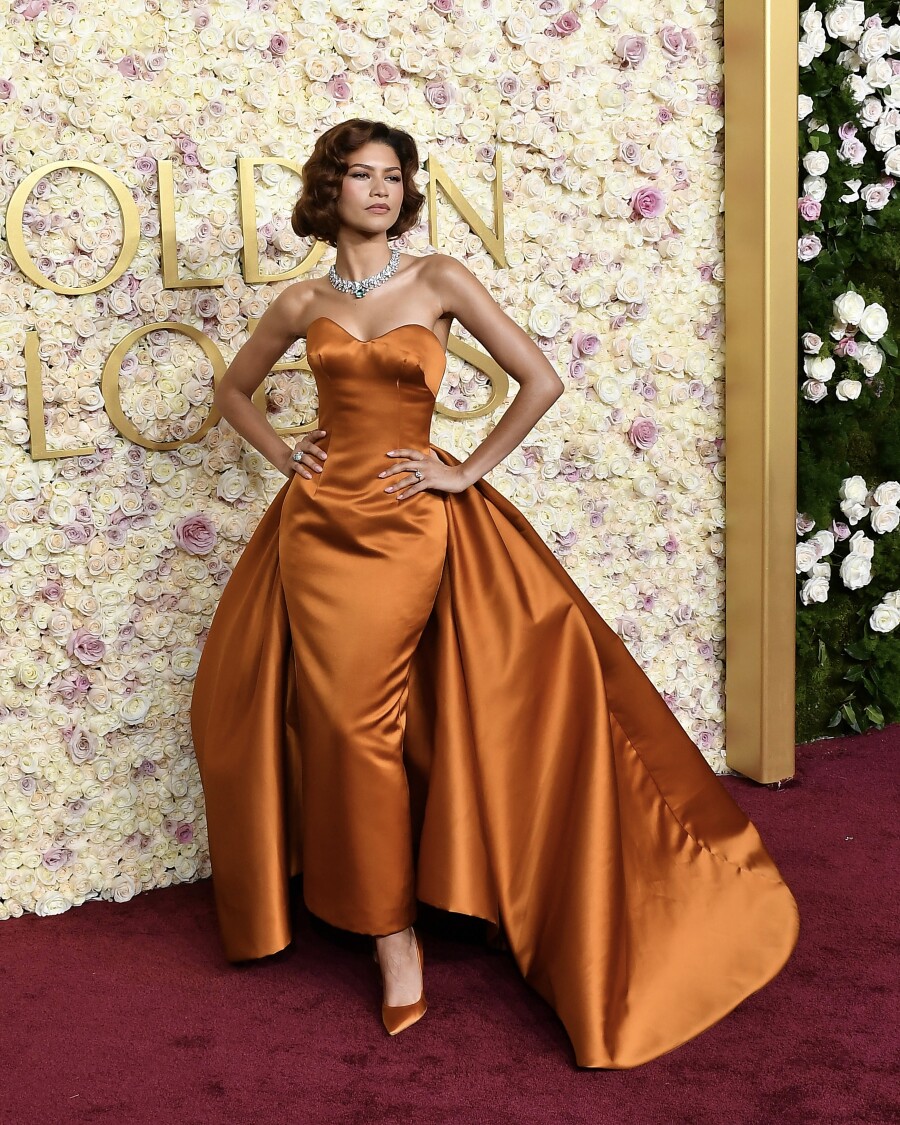 Зендея в оранжевом атласном платье Louis Vuitton со шлейфом на 82-й церемонии «Золотой глобус»