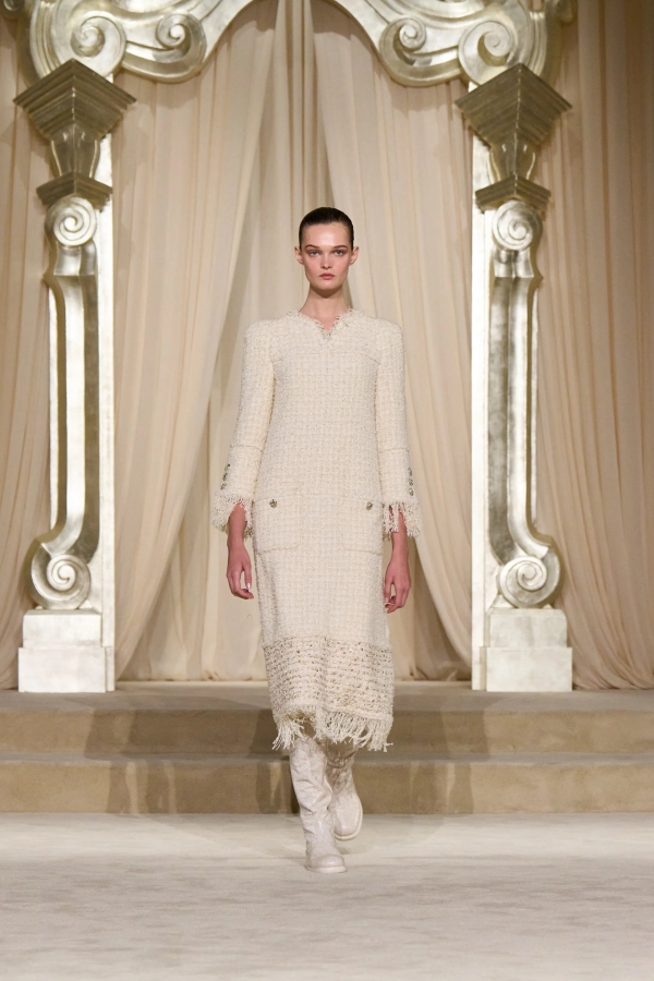 Невеста Chanel на Неделе высокой моды в
