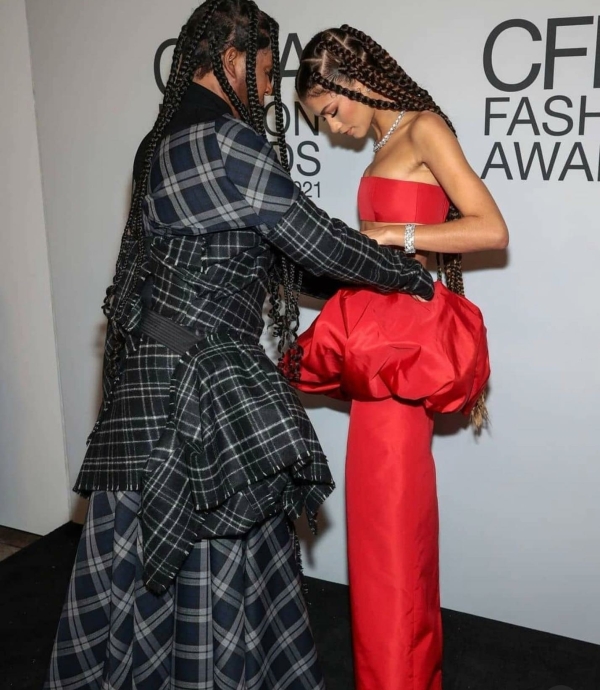 Лоу Роуч поправляет красное платье Зендеи с объёмным бантом на премии CFDA Fashion Awards