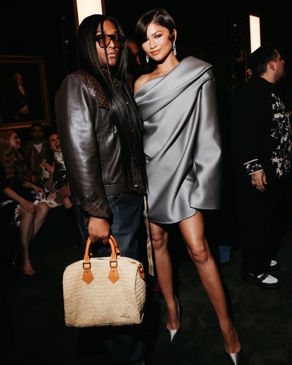 Лоу Роуч с сумкой Louis Vuitton и Зендея в серебристом атласном платье на модном событии
