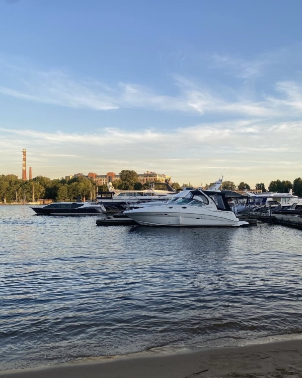 Лето в городе: лучшие пляжные клубы для