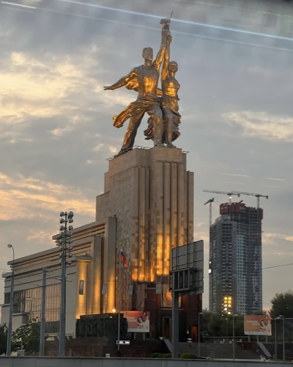 Благотворительная барахолка, испанские художники в Пушкинском и