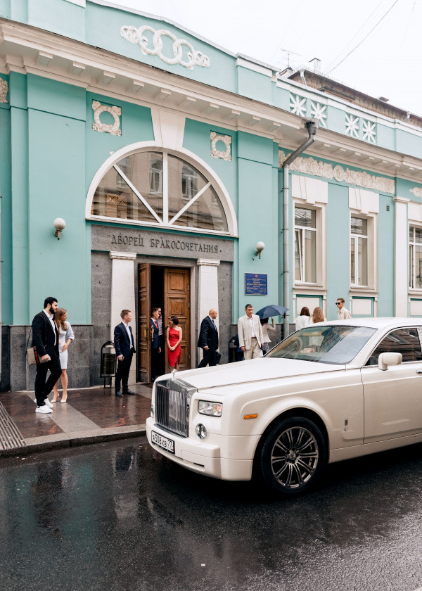 Уточненная свадьба с белоснежным Rolls-Royce и десертом