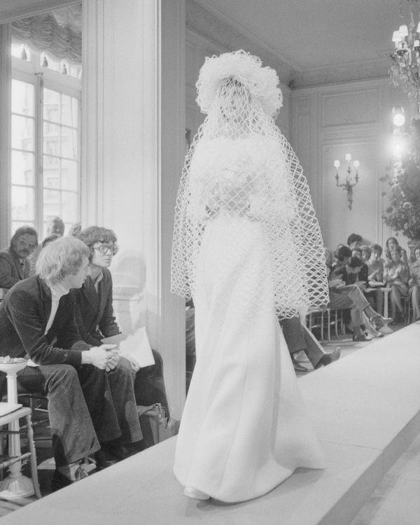 Чёрно-белый кадр с показа Lanvin 1973: невеста в платье с длинной ажурной фатой-сеткой