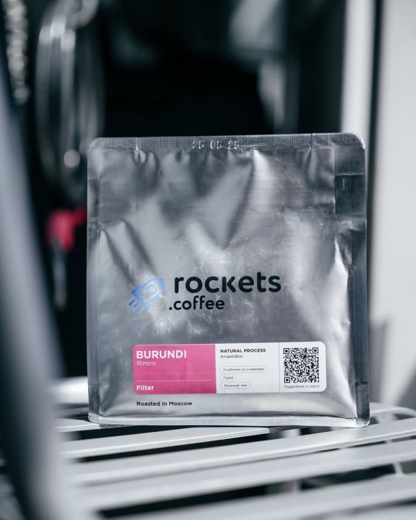 Серебристый пакет кофейных зёрен Rockets.Roasters