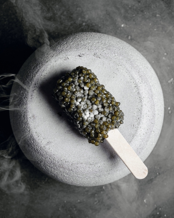 Подача икры на камне — ужин в гастрономическом пространстве Chef's Table