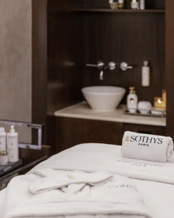 Спа-кабинет The Carlton Spa: массажная кушетка, полотенца и уходовая косметика