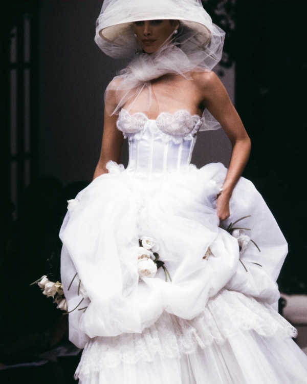 Архивный образ Valentino 1993: корсетное свадебное платье с пышными оборками и шляпа с вуалью на подиуме